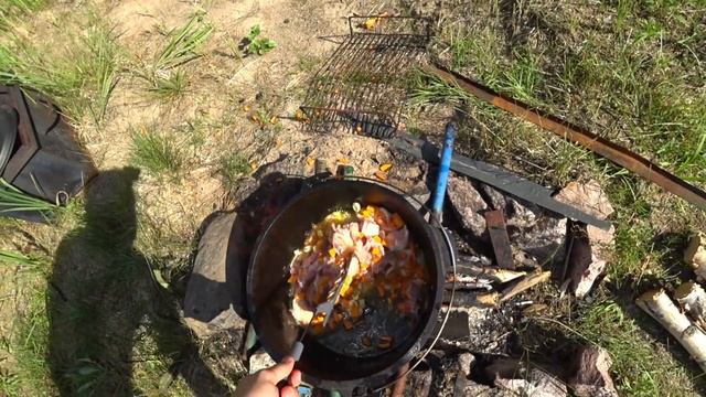 Плов в казане на костре.
