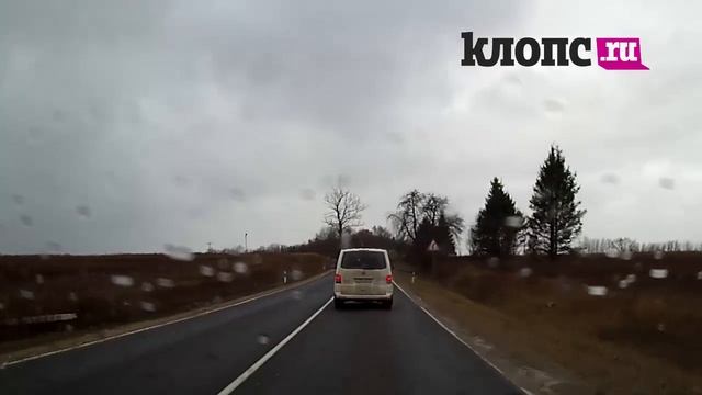 Водитель, ты судак: "Шкода" пошла на опасный обгон на старой Светлогорской трассе смотреть онлайн