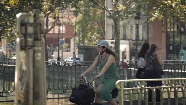 Camille, Paris: A day in the life of a Brompton owner смотреть онлайн