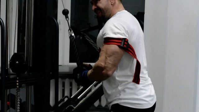 Разгибания предплечья в кроссовере с канатной рукоятью с верхним блоком смотреть онлайн