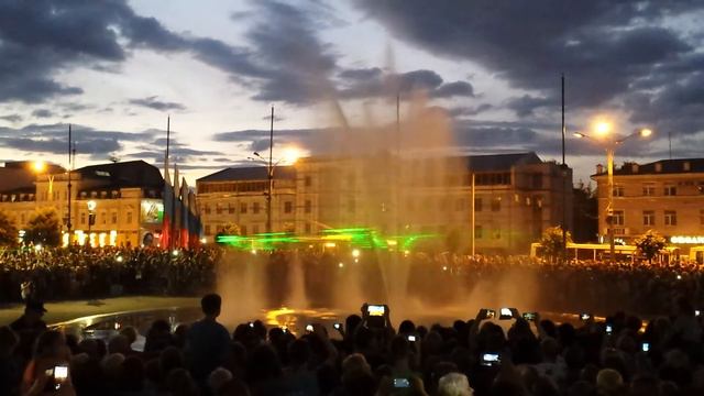 Лазерное шоу на открытии фонтана у ТЮЗа на пл. Юности в Ярославле смотреть онлайн