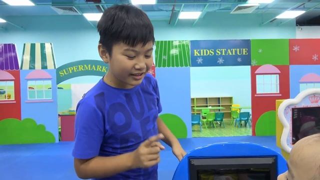 Johny johny yes papa with baby cute at indoor playground for kids and family fun - ジョニージョニーはいパパ смотреть онлайн