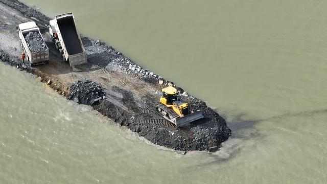 EP310,Wheel Loader SDLG And Dozer SHANTUI Push Rock In Water Deep смотреть онлайн