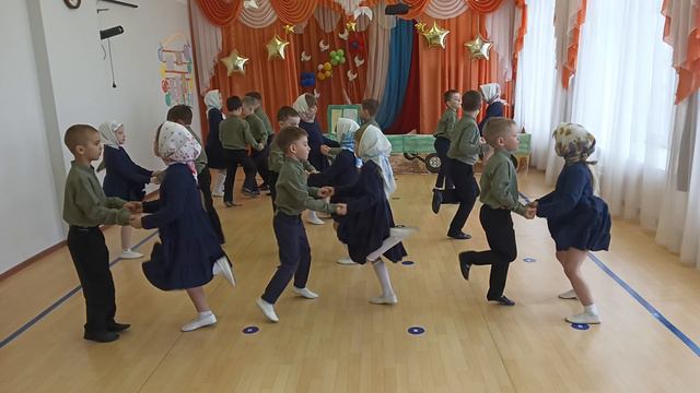 Елена Фищукова Танец "Дора-Дора-Помидора". танцуют дети 6-7 лет. патриотика.mp4 смотреть онлайн