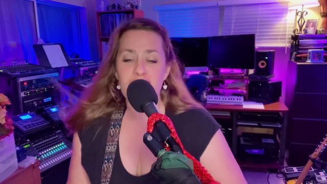 Elvis - “Burnin’ Love” baritone ukulele cover with drum machine смотреть онлайн