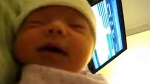 Ребенок слушает Коран и улыбается смотреть онлайн