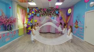 Танец с полотнами Ветер перемен в исполнении воспитанников Академии игр