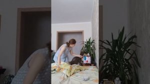 заправляю кровать в зале 😰