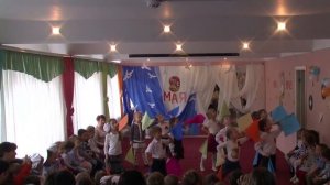 Танец с флажками на утреннике ко Дню Победы