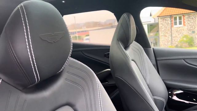 Aston Martin DBX - WX22YPM смотреть онлайн