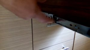 Как вынуть ящик с шариковыми направляющими