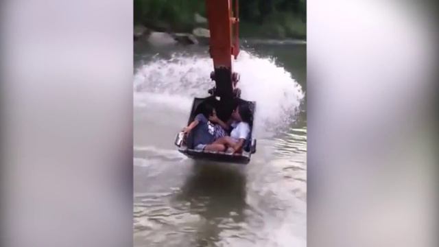 Карусель из экскаватора смотреть онлайн