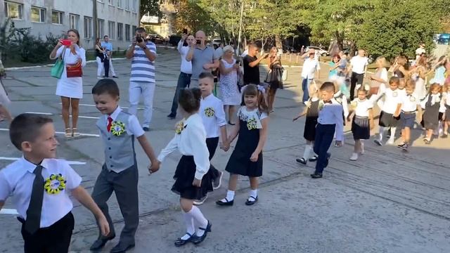 ВЛОГ НАШЕ 1 сентября Диана идёт в 1 класс смотреть онлайн