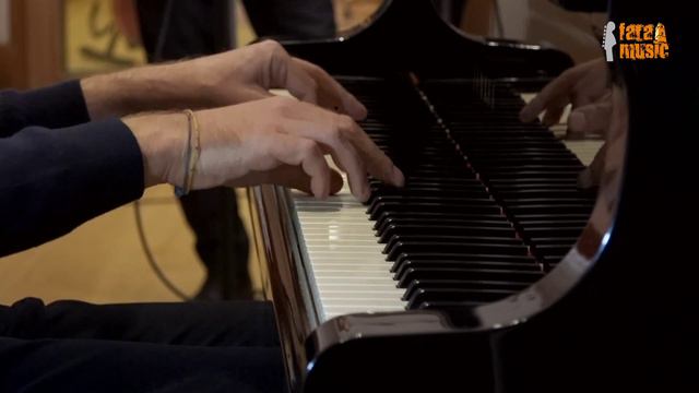 Can't Help Falling in Love | Elvis Presley (Rosario Giuliani & Pietro Lussu) смотреть онлайн