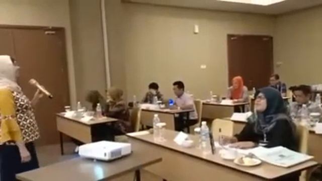 Tertawa bahagia dalam belajar смотреть онлайн