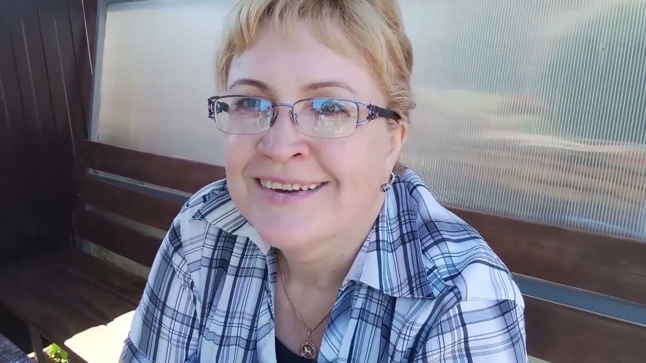 Пока жимолость собирала,половину съела.. смотреть онлайн