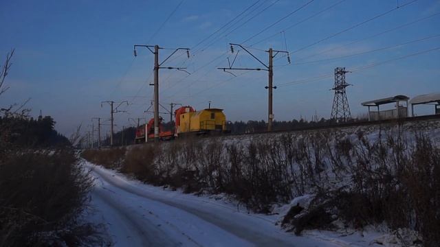 Тепловоз ТЭМ2-6217 с ремонтным поездом. ТЭМ-ка раскочегарилась. Звук ПД-1. смотреть онлайн