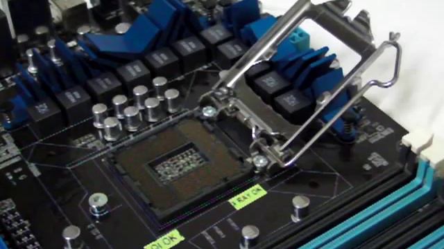 Open and close of LGA1156 CPU Socket Load Plate(KBENCH.COM) смотреть онлайн
