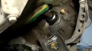 Смазка шарнира и вилки при монтаже сцепления на автомобиле Renault Logan 5МКП (JH3)