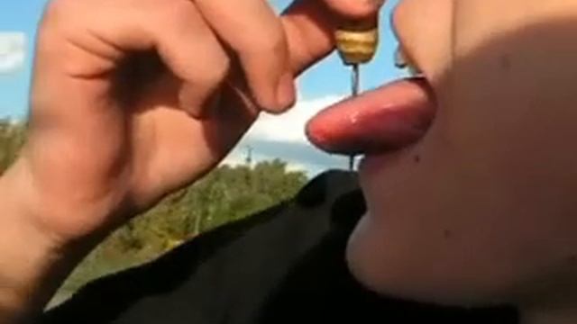 денис пробивает язык