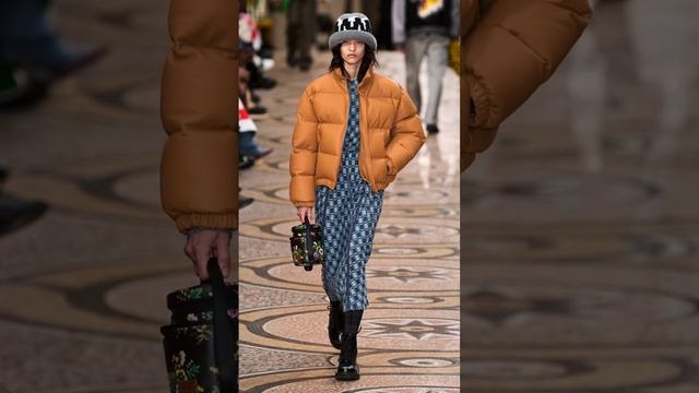 Как носить пуховики с платьямиКак носить пуховики с платьями смотреть онлайн