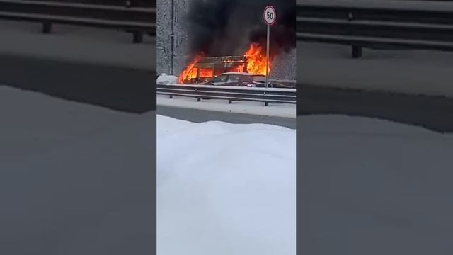 Микроавтобус сгорел на Фряновском шоссе. смотреть онлайн