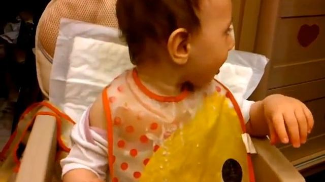 Маленький ребенок смеется смотреть онлайн