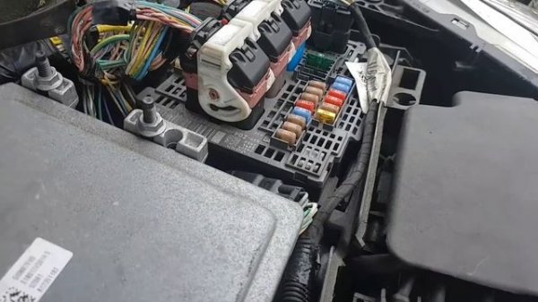 Peugeot 1.6 e-HDI engine light on. P0031 P2425 P0102. Only one root cause. Fault finding and repair