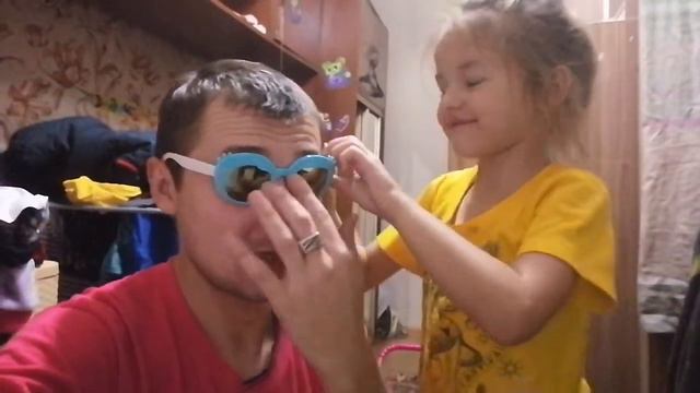 ПАПА И ДОЧКА ИГРАЕМ В ИГРУШКИ КЛЁВЫЙ ПАПА ПОДАРКИ НА ДЕНЬ РОЖДЕНИЯ смотреть онлайн