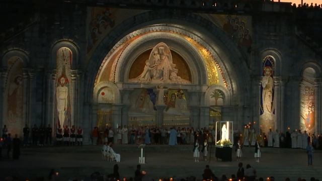 Procession Mariale aux flambeaux at the Sanctuaire de Lourdes | 8 August 2023 смотреть онлайн