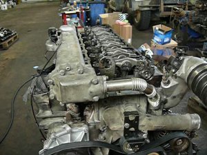 MAN D2066 ремонт ГБЦ регулировка клапанов .mp4