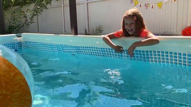 Русалка Алиса играет и превращает фрукты в игрушки для бассейна смотреть онлайн