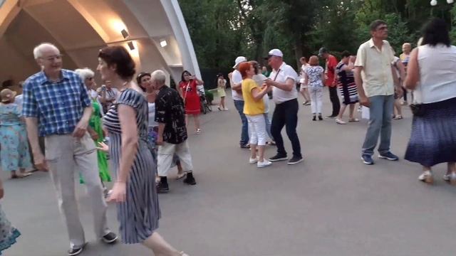 РОЗЫ ДЛЯ ТЕБЯ!???/ТАНЦЫ В ПАРКЕ ГОРЬКОГО ХАРЬКОВ ИЮЛЬ 2021 смотреть онлайн