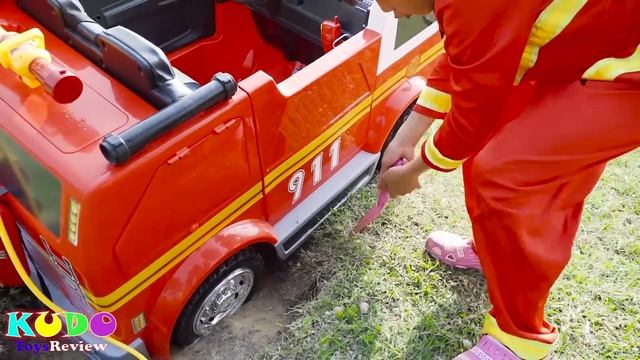 子供のための消防車のプレイハウスのおもちゃで遊ぶふりをする смотреть онлайн