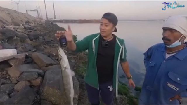 Fishing Vlog EP #02 || Fishing buddy Jan landed 6.6kg Barracuda || Shore Fishing смотреть онлайн
