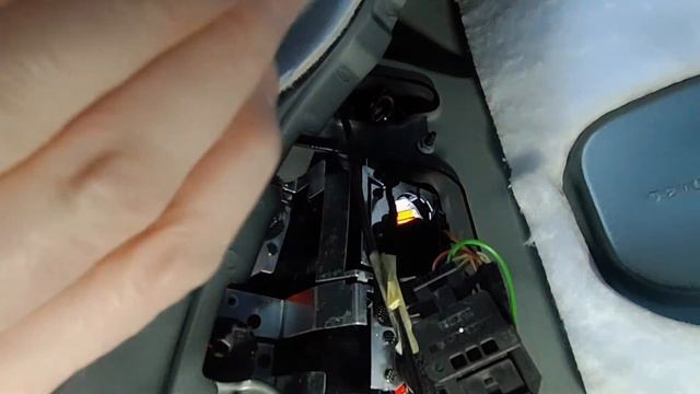 '06 ML350 Tail light Bulb Replacement/Repair смотреть онлайн