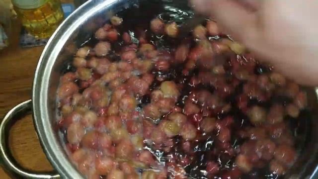 Простейший вкуснейший #Компот. Из малины, земляники и чёрной и красной смородины. смотреть онлайн