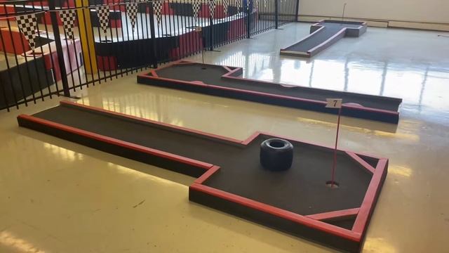 9 Hole Putt Putt Course смотреть онлайн