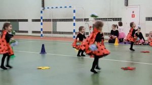 Танец божьи коровки