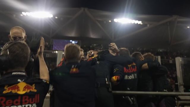 Red Bull Garage Reacts to Abu Dhabi GP FINAL LAP смотреть онлайн