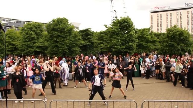 XINACHU's KPOP RANDOM DANCE GAME at MCM LONDON Day 1 смотреть онлайн