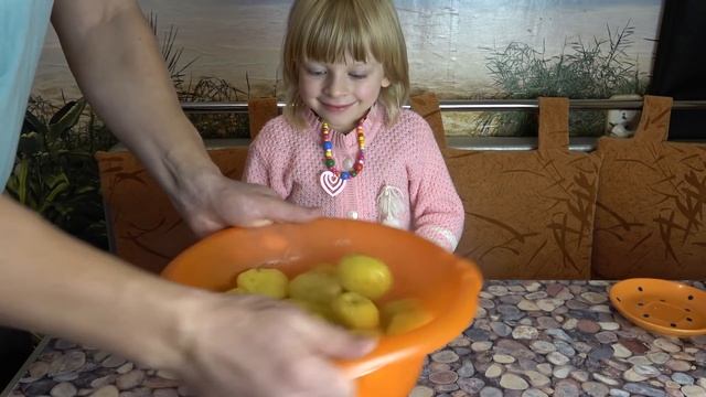 Рассказываю СЕКРЕТЫ приготовления золотистого картофеля в духовке. Хрустящая корочка и мягкий внутр смотреть онлайн