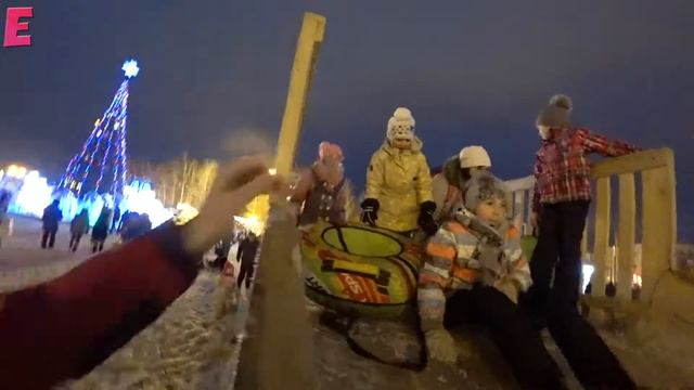 Детский VLOG: Площадь, лошадки, горки, карусель и ЗЛЫЕ ДЕТИ! смотреть онлайн