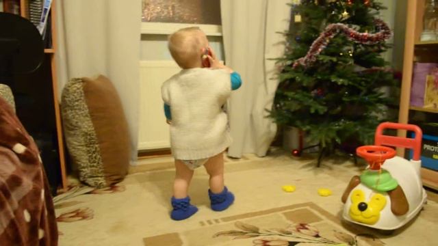 Малыш говорит с дедом по телефону ... смотреть онлайн