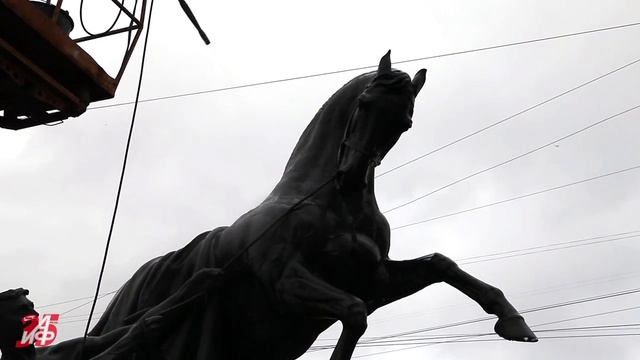 На Аничковом мосту моют коней смотреть онлайн