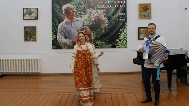 Серикова Татьяна и Спирина Ксения - "Костантиновские частушки" (ансамбль русской песни Подруженьки) смотреть онлайн
