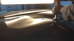 Как быстро выправить вмятину на капоте с помощью обратного молотка