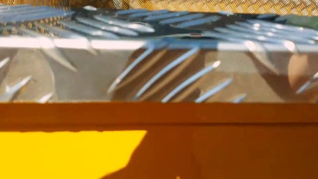 Тюнинг грузовиков. Обшил кузов NISSAN VANETTE рифленым алюминием. смотреть онлайн