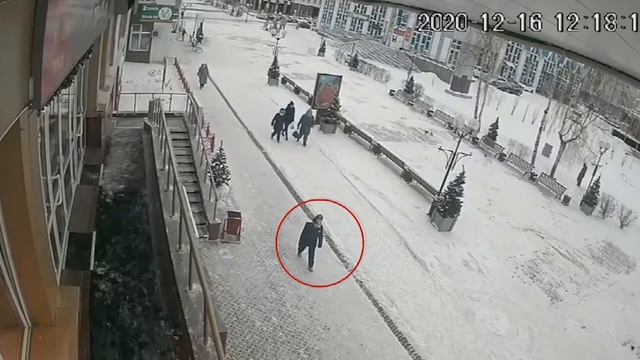 В Ханты-Мансийске школьник поджег елку 16.12.2020 смотреть онлайн