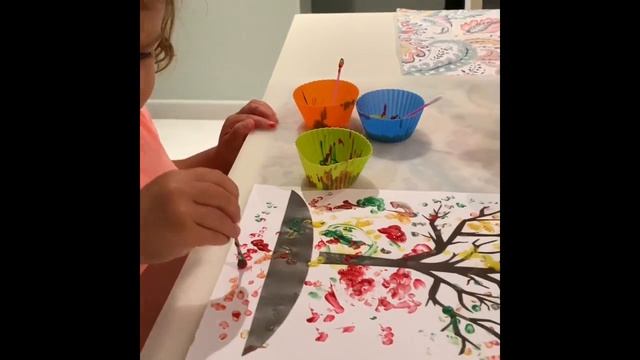 Раннее развитие. Рисуем пальчиками/ушными палочками. Учим цвета. Finger painting for kids. смотреть онлайн